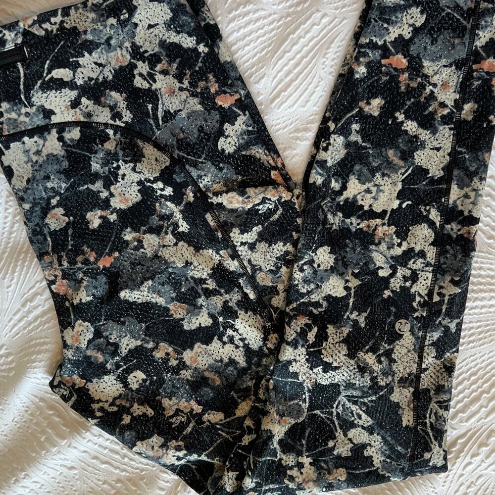 Women's Lululemon Black Floral 7/8 Length Leggings Size 10 Used/Great Condition - Picture 4 of 4